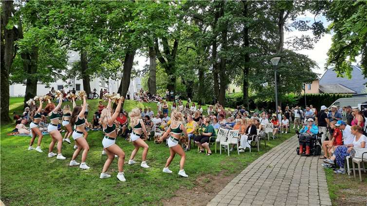 Die Cheerleader der Fighting Farmers aus Montabaur begeisterten mit ihren Tänzen. Foto: Dirk Heuser