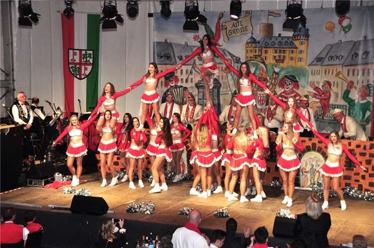 Die Cheerleader des 1. FC Köln heizten das Zelt so richtig ein.