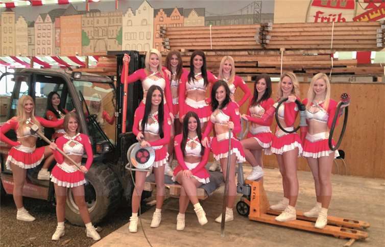 Die Cheerleader des 1. FC Köln kamen zum Baustellen-Besuch ins Kölschfest-Zelt am Südstadion. Beim Kölschfest werden die reizenden Mädels das Zelt zum Kochen bringen. privat