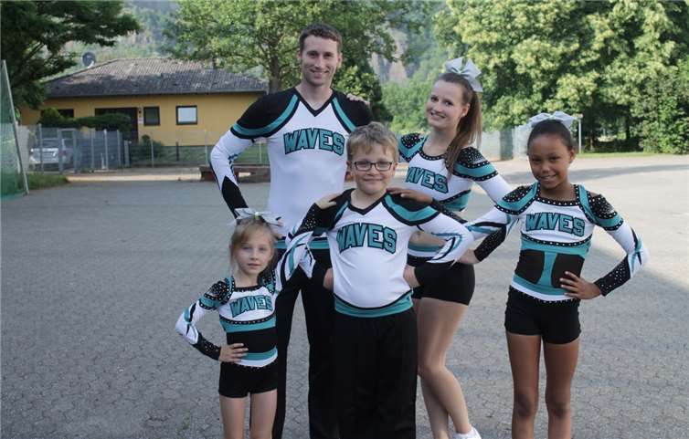 Die Cheerleader des PostSV in ihren neuen Uniformen“.privat