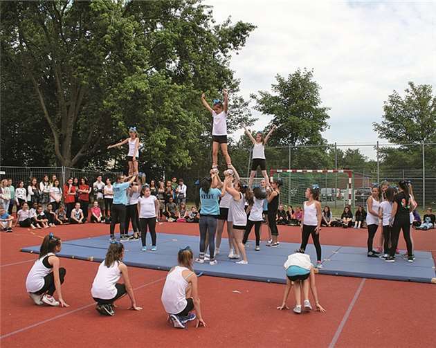Die Cheerleader präsentierten eine einstudierte Choreografie auf dem Schulfest.privat