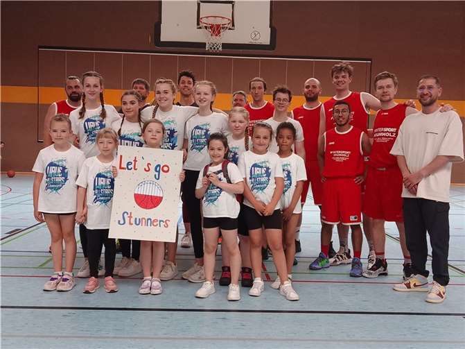 Die Cheerleader und die Stunners beim gemeinsamen Gruppenfoto.  Foto: privat