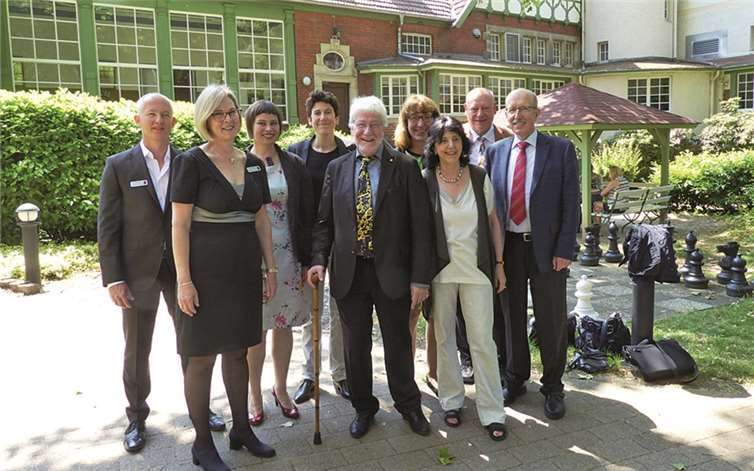 Die Chefärzte Christoph und Susanna Smolenski mit den Referenten des Symposiums im Garten der Klinik. WM