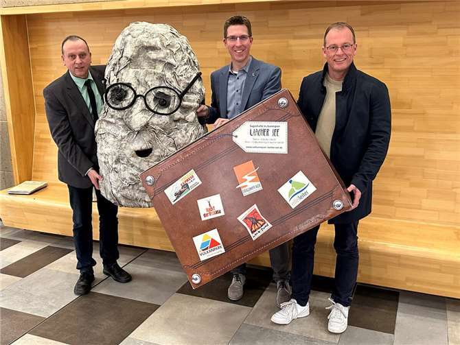 Die „Chefetage“ des Zweckverbandes Ferienregion Maria Laach (von links): Johannes Bell, Bürgermeister VG Brohltal und stellvertretender Verbandsvorsteher, Sebastian Busch, Bürgermeister VG Pellenz und Verbandsvorsteher, und Jörg Lempertz, Bürgermeister VG Mendig und stellvertretender Verbandsvorsteher.  Foto: Stefan Pauly/VG-Verwaltung Mendig