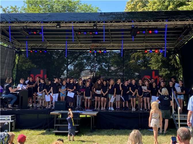 Die Chöre der Nelson-Mandela-Schule (Leitung: Rudolf Friesen und Jean-Michel Santer), des Martin-Butzer-Gymnasiums (Jan Höfer) und der Gutenbergschule (Stefanie Lehnert-Runkel und Gabriele Wolters) eröffneten den fünfstündigen Musikgenuss. Foto: privat