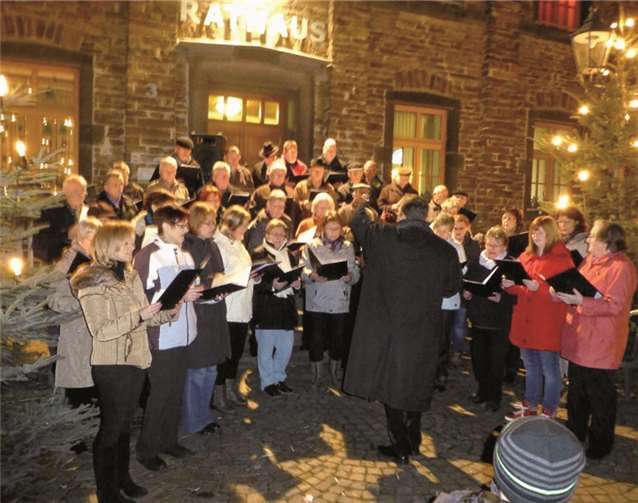 Die Chöre des MGV „Viktoria“ 1868 Dieblich e.V. konnten sich bei ihrem Adventssingen über stimmkräftige Unterstützung freuen. privat