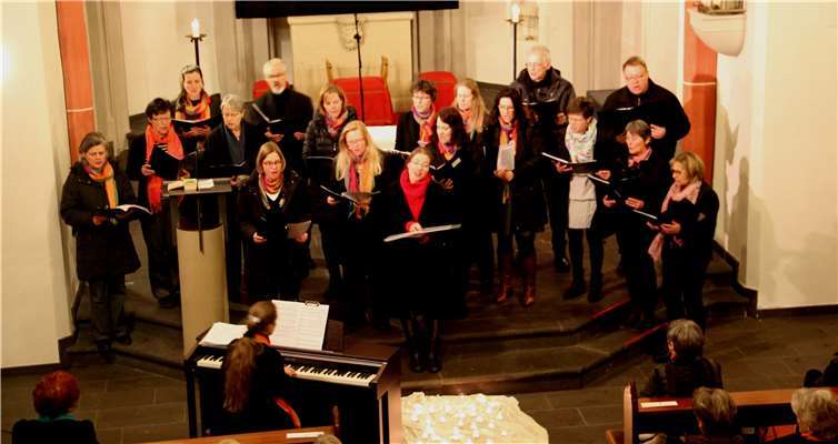 Die Chöre mit Claudia Podmelle beim Abschiedskonzert.Privat