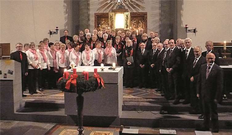 Die Chöre stimmten die Besucher auf die Weihnachtszeit ein.privat