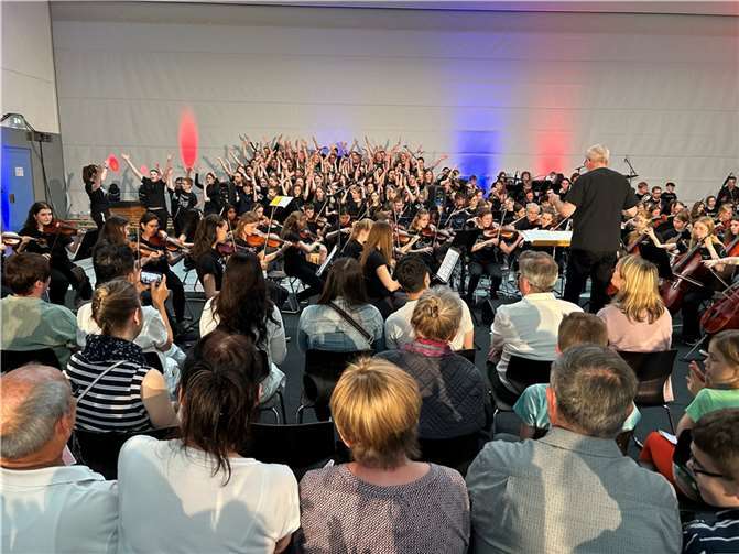 Gloria und Go together: Fulminantes Amerikakonzert Die Chöre und Musikensembles des St. Joseph-Gymnasium gestalteten gemeinsam ein unterhaltsames Konzert mit klassischen Stücken und Werken aus Pop, Rock, Musical und Swing. Foto: SJG Rheinbach