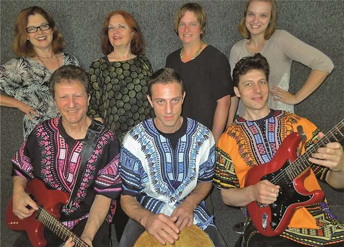 Die Chor-Band „Great Spirit Singers“ aus Sinzig singt „Songs for one world“. privat