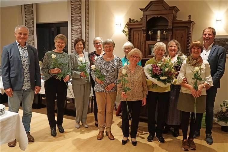 Die Chor-Jubilare umrahmt vom 1. Vorsitzenden Michael Rams (re.) und dem musikalischen Spiritus Rector Peter Uhl (li.).  Foto: Willi Schmitz