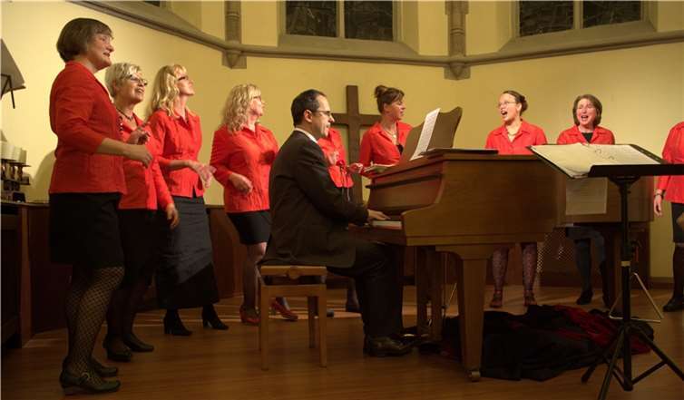 Die Chorallen boten mit Ihrem Programm einen bunten (Rosen-) Strauß an Melodien.privat