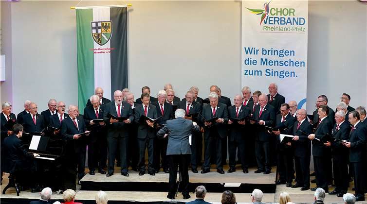 Die Chorgemeinschaft Ahrweiler-Walporzheim sang unter dem Dirigat von Wilfried Schäfer und mit Klavierbegleitung von Harald Meyer.