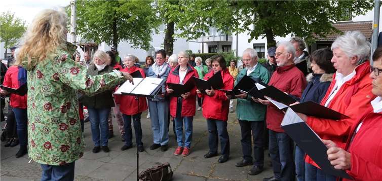 Die Chorgemeinschaft „Die Brücke“ unter der Leitung von Claudia Nachtsheim eröffnete die musikalische Begrüßung des Monats Mai. Fotos: -StF-