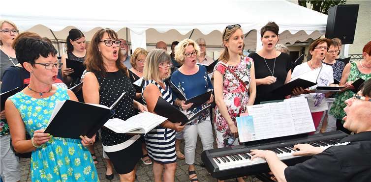 Die Chorgemeinschaft Koisdorf sorgte für musikalische Unterhaltung, sowohl samstags wie auch sonntags. Fotos: -RASCH-