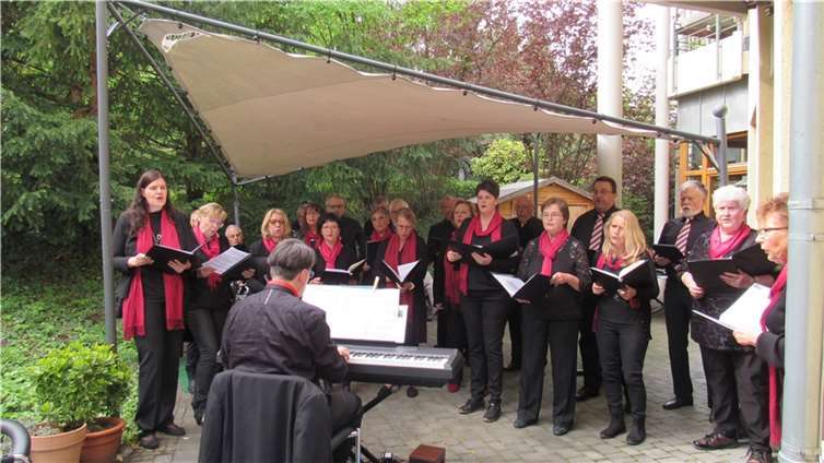 Die Chorgemeinschaft Koisdorf überzeugte auf der Terasse des Johanniter-Hauses.  Foto: privat