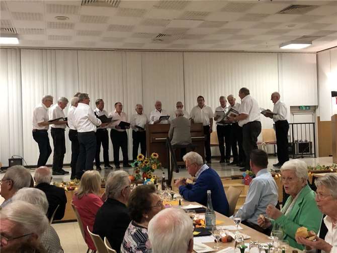 Die Chorgemeinschaft MGV „Rheinland“ Weitersburg / MGV 1862 Sayn folgte der Einladung des Gesangvereins Frohsinn Eich und nahm am „Herbstzauber-Konzert“ im Bürgerhaus Eich teil. Foto: privat
