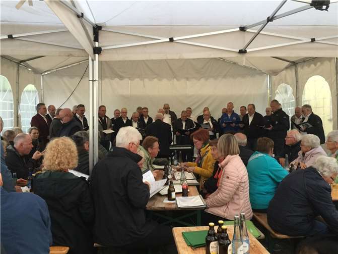Die Chorgemeinschaft „Rheinland“ Weitersburg und MGV 1862 Sayn beim Auftritt im gut besetzten Zelt. Fotos: privat