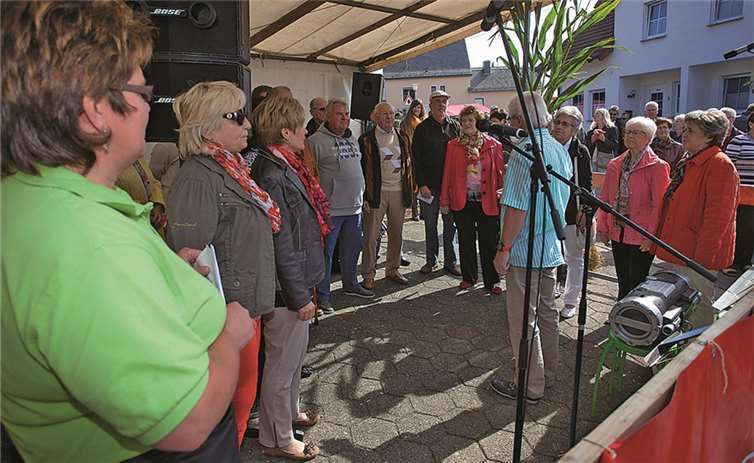 Einheimische Produkte, Kunsthandwerk und Selbstgebasteltes Die Chorgemeinschaft Rüscheid eröffnete den Bauernmarkt musikalisch mit ihrem Lied „Hui Wäller“. WT