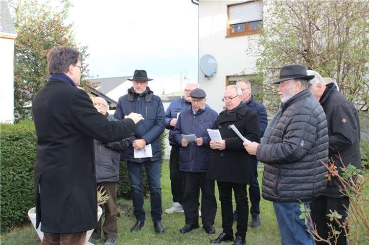 Die Chorgemeinschaft am Ehrendenkmal Oedingen. Auch der gemeinsame Gesang gehörte zum Zeichen der Solidarität. Foto: Nicole Wolter