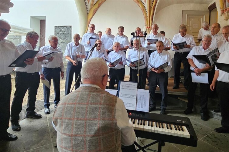 Die Chorgemeinschaft beim gemeinsamen Proben für die 96.Marktmusik zum Abendläuten