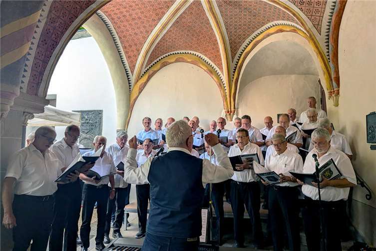 Die Chorgemeinschaft mit Chorleiter Alois Müller.  Foto: privat