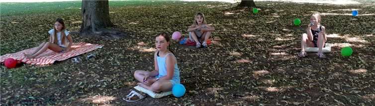 Die Chorgruppen trafen sich im Park zum singen. Die Abstände hatte die Chorleiterin vorher mit Luftballons festgelegt.
