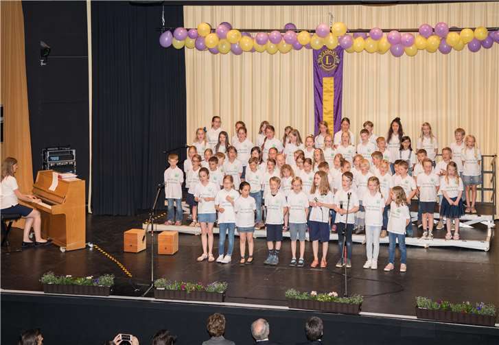 Die „Chorkids vom Ländchen“ eröffneten das Konzert mit ihrer Schulhymne.