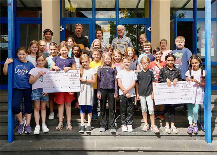 Die Chorkinder der Aloisius-Schule mit Ursula Bell, Klaus Mührel und Günter Nerger bei der Spedenübergabe.  Foto: Klaus Geck