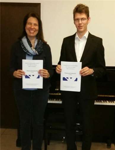 Die Chorleiter Nicole Prinz und Benjamin Bosbach stellen das Werbematerial für das neue Chorprojekt vor. Privat