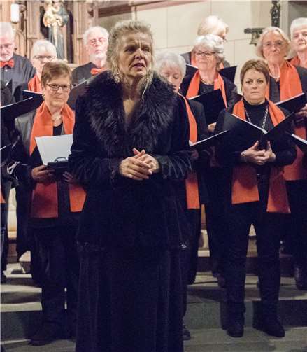 Die Chorleiterin Claudia Nachtsheim begleitet „Die Brücke“ seit über fünf Jahren und war auch bei diesem Konzert neben den Chordarbietungen als Solistin zu hören.