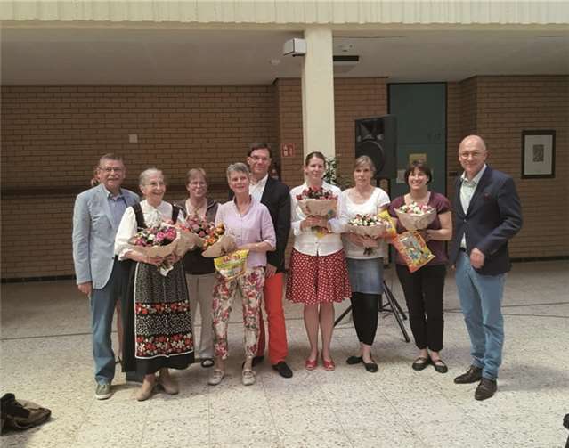 Die Chorleiterinnen mit Vertretern der Bürgerstiftung und Bürgermeister Bert Spilles.