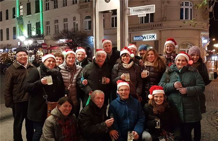 Die Chormitglieder auf dem Weihnachtsmarkt in Bonn.privat