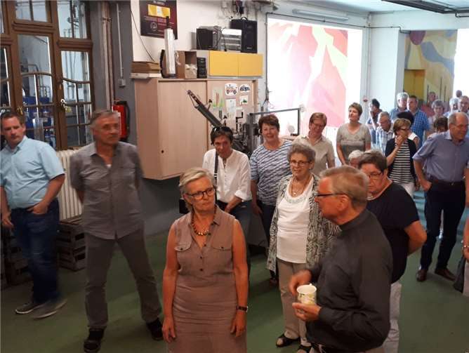 Die Chormitglieder des Kirchenchores „Cäcilia“ Dernau im Weingut Stodden.  privat