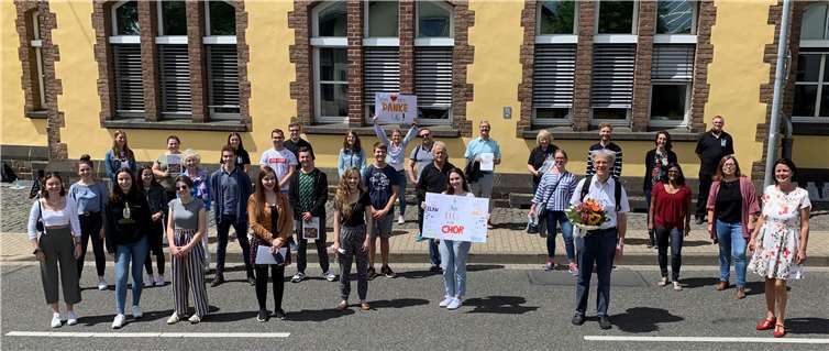 Die Chormitglieder verabschieden ihren Chorleiter. Foto: privat