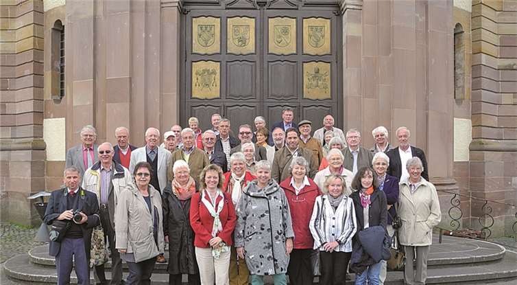 Die Chormitglieder vor dem Kloster Himmerod in der Eifel.privat