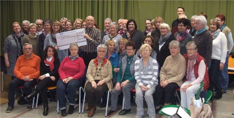 Die Chormitglieder wurden von der Spendenübergabe überrascht. Privat