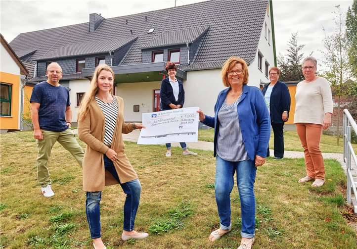 Die Chorvorsitzende Ellen Mühlbauer überreicht den Spendenscheck an den Vorstand des Fördervereins, hier vertreten durch Catrin PinetzkiFoto:privat