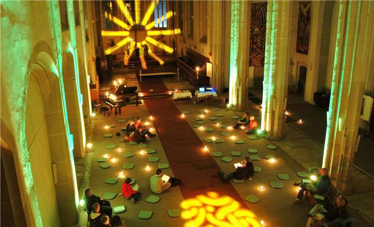 Die Christuskirche wird für die Veranstaltung kunstvoll illuminiert. privat