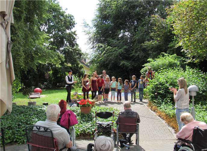 Die Cirkusschule „Don Mehloni“ war am 19. Juni 2020 zu Gast im Johanniter-Haus in Sinzig. Foto: privat