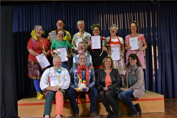 Die Clowndoktoren freuen sich über ihre Teilnehmerurkunden (untere Reihe 2.v.l. Fortbildungsleiter Klaus-Peter Wick, 2.v.r. Leiterin der WeKISS Frau Elfi-Gül Hollweck).