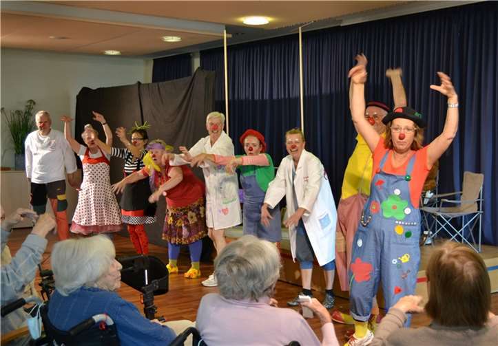 Die Clowndoktoren lockern sich am Anfang der Vorstellung mit dem Publikum auf.Fotos: privat