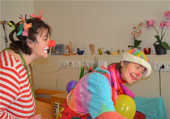 Clowninnen bringen Bewohner zum Staunen Die Clowninnen Molly und Adeline (von links) nehmen die Bewohner des Seniorenheims St. Maria-Josef mit in ihre farbenfrohe Welt des Staunens. Foto:privat