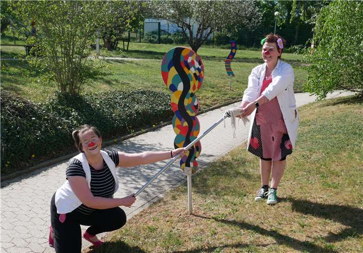 Die Clowninnen Sabine Dickscheid und Ute Hildebrand bei ihrem Auftritt im Caritas Zentrum.