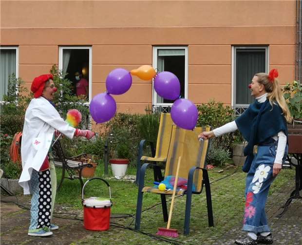 Die Clowns Gundula Kuckuck und Mona Wiesenfee verzauberten mit Luftballons und schillernden Seifenblasen das Publikum. Foto: Pro Seniore Lahnstein