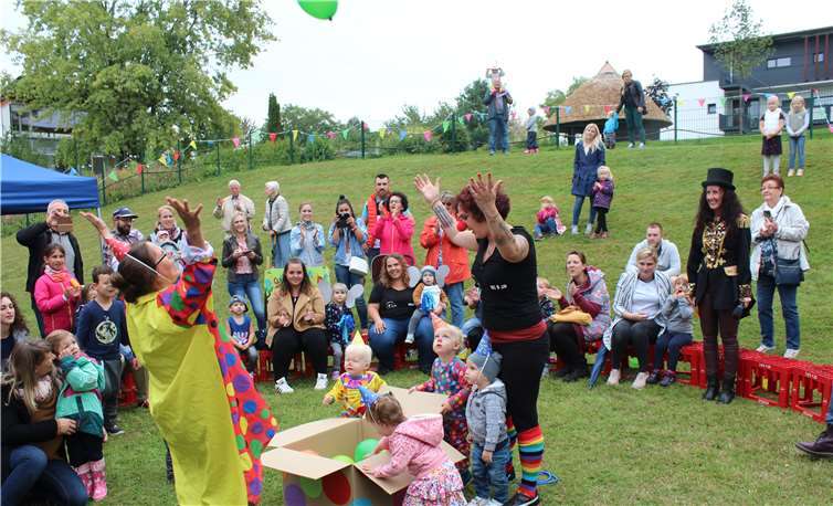 Die Clowns hatten bunte Luftballons im Gepäck.
