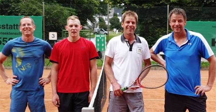 Die Clubmeister Herren Doppel (v.l.): Florian Kluth, Emil Müller und Thomas Oettgen mit Rolf Oettgen.