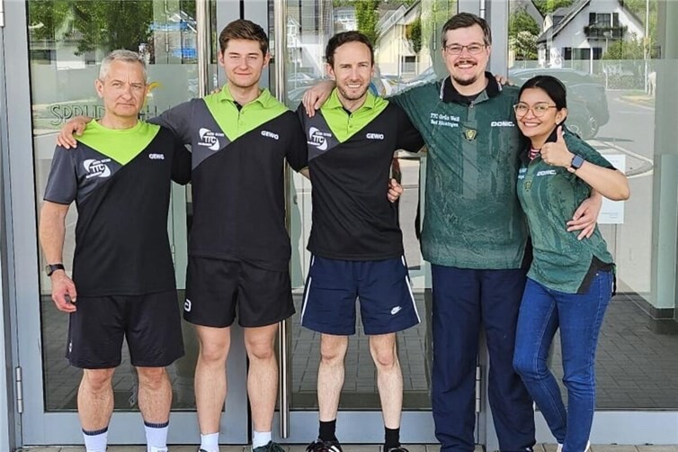 Die Clubmeisterschaft findet jedes Jahr in der Sprudelhalle Bad Hönningen statt. Das Bild zeigt alle Sieger des Jahres 2026