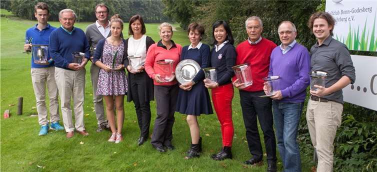 Die Clubmeisterschaften beim Golfclub Bonn-Godesberg in Wachtberg waren nicht vom Wetter verwöhnt, dennoch freuten sich die Titelträger am Ende über ihre Pokale.