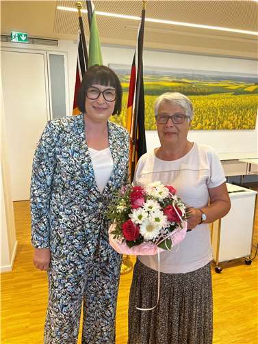 Die Co-Vorsitzende der Frauen Union Mayen-Koblenz Anette Moesta gratuliert Renate Mennicken. Foto: Peter Moskopp